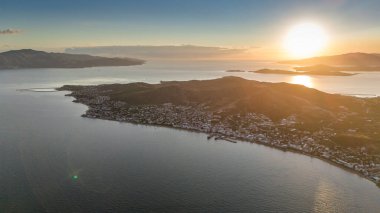 Avsa adası, Türkiye 'nin havadan görünüşü. Türkiye 'de denizden Avsa Adası manzarası.