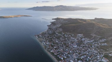 Avsa adası, Türkiye 'nin havadan görünüşü. Türkiye 'de denizden Avsa Adası manzarası.