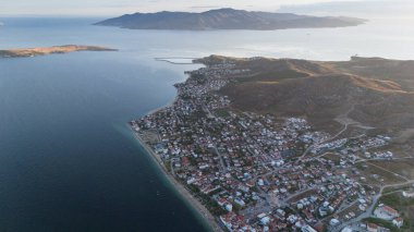 Avsa adası, Türkiye 'nin havadan görünüşü. Türkiye 'de denizden Avsa Adası manzarası.