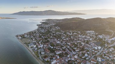 Avsa adası, Türkiye 'nin havadan görünüşü. Türkiye 'de denizden Avsa Adası manzarası.