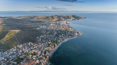 Avsa adası, Türkiye 'nin havadan görünüşü. Türkiye 'de denizden Avsa Adası manzarası.