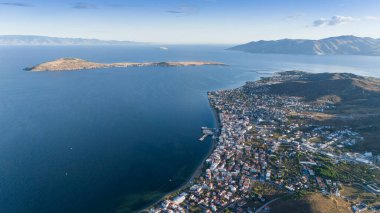 Avsa adası, Türkiye 'nin havadan görünüşü. Türkiye 'de denizden Avsa Adası manzarası.