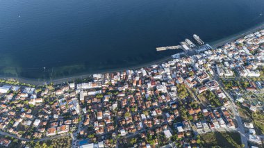 Avsa adası, Türkiye 'nin havadan görünüşü. Türkiye 'de denizden Avsa Adası manzarası.