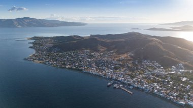 Avsa adası, Türkiye 'nin havadan görünüşü. Türkiye 'de denizden Avsa Adası manzarası.