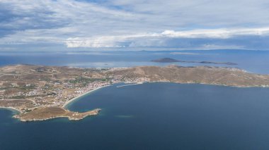 Avsa adası, Türkiye 'nin havadan görünüşü. Türkiye 'de denizden Avsa Adası manzarası.