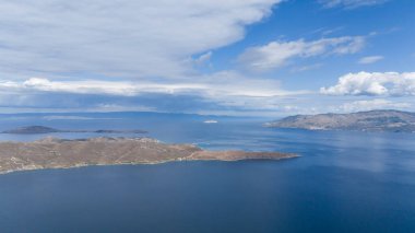 Avsa adası, Türkiye 'nin havadan görünüşü. Türkiye 'de denizden Avsa Adası manzarası.