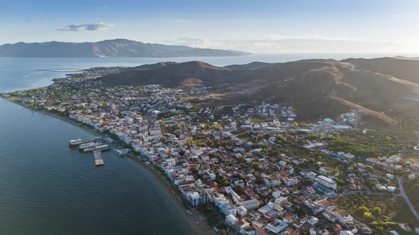 Avsa adası, Türkiye 'nin havadan görünüşü. Türkiye 'de denizden Avsa Adası manzarası.