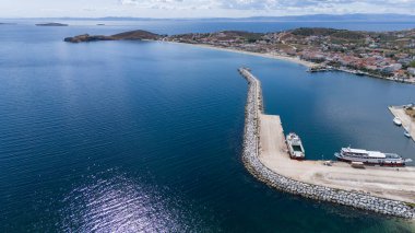 Avsa adası, Türkiye 'nin havadan görünüşü. Türkiye 'de denizden Avsa Adası manzarası.