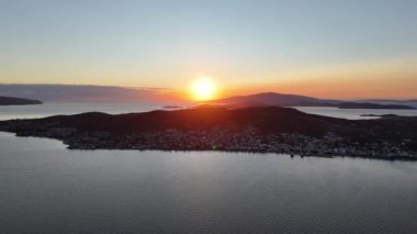 Avsa adası, Türkiye 'nin havadan görünüşü. Türkiye 'de denizden Avsa Adası manzarası.