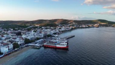 Avsa adası, Türkiye 'nin havadan görünüşü. Türkiye 'de denizden Avsa Adası manzarası.