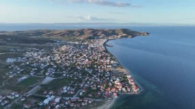 Avsa adası, Türkiye 'nin havadan görünüşü. Türkiye 'de denizden Avsa Adası manzarası.
