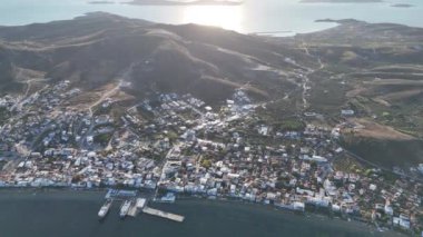 Avsa adası, Türkiye 'nin havadan görünüşü. Türkiye 'de denizden Avsa Adası manzarası.