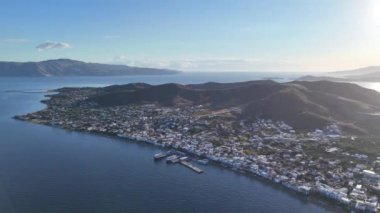 Avsa adası, Türkiye 'nin havadan görünüşü. Türkiye 'de denizden Avsa Adası manzarası.