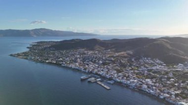 Avsa adası, Türkiye 'nin havadan görünüşü. Türkiye 'de denizden Avsa Adası manzarası.