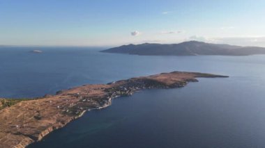 Türkiye 'nin Ekinlik adasının havadan görünüşü. Türkiye 'de denizden Avsa Adası manzarası.