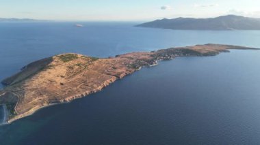 Türkiye 'nin Ekinlik adasının havadan görünüşü. Türkiye 'de denizden Avsa Adası manzarası.