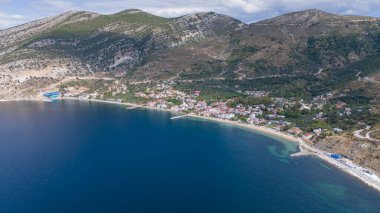 Marmara Adası 'ndaki Cinarli Köyü' nün deniz manzarası. Türkiye 'nin Marmara adası Cinarli' nin havadan görünüşü. Türkiye 'deki Marmara adası manzarası.
