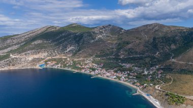 Marmara Adası 'ndaki Cinarli Köyü' nün deniz manzarası. Türkiye 'nin Marmara adası Cinarli' nin havadan görünüşü. Türkiye 'deki Marmara adası manzarası.