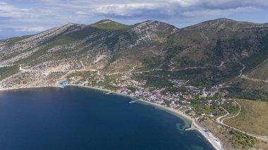 Marmara Adası 'ndaki Cinarli Köyü' nün deniz manzarası. Türkiye 'nin Marmara adası Cinarli' nin havadan görünüşü. Türkiye 'deki Marmara adası manzarası.