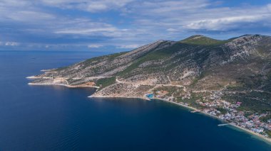 Marmara Adası 'ndaki Cinarli Köyü' nün deniz manzarası. Türkiye 'nin Marmara adası Cinarli' nin havadan görünüşü. Türkiye 'deki Marmara adası manzarası.