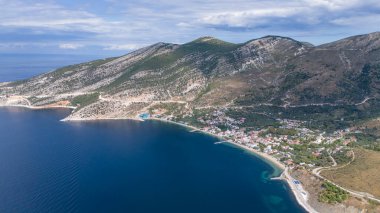 Marmara Adası 'ndaki Cinarli Köyü' nün deniz manzarası. Türkiye 'nin Marmara adası Cinarli' nin havadan görünüşü. Türkiye 'deki Marmara adası manzarası.