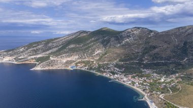 Marmara Adası 'ndaki Cinarli Köyü' nün deniz manzarası. Türkiye 'nin Marmara adası Cinarli' nin havadan görünüşü. Türkiye 'deki Marmara adası manzarası.