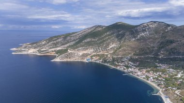 Marmara Adası 'ndaki Cinarli Köyü' nün deniz manzarası. Türkiye 'nin Marmara adası Cinarli' nin havadan görünüşü. Türkiye 'deki Marmara adası manzarası.