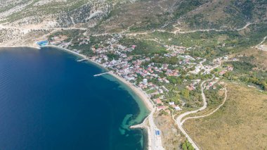 Marmara Adası 'ndaki Cinarli Köyü' nün deniz manzarası. Türkiye 'nin Marmara adası Cinarli' nin havadan görünüşü. Türkiye 'deki Marmara adası manzarası.