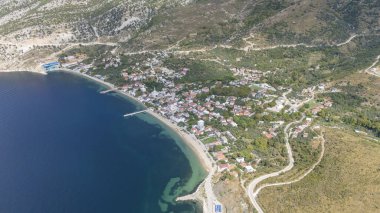 Marmara Adası 'ndaki Cinarli Köyü' nün deniz manzarası. Türkiye 'nin Marmara adası Cinarli' nin havadan görünüşü. Türkiye 'deki Marmara adası manzarası.