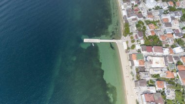 Marmara Adası 'ndaki Cinarli Köyü' nün deniz manzarası. Türkiye 'nin Marmara adası Cinarli' nin havadan görünüşü. Türkiye 'deki Marmara adası manzarası.