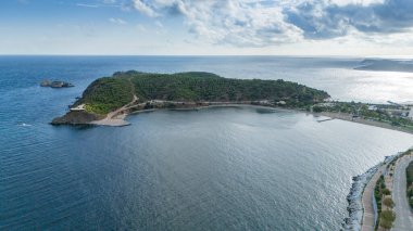 Türkiye 'nin Marmara Adası' ndaki Saraylar Köyü deniz manzarası.