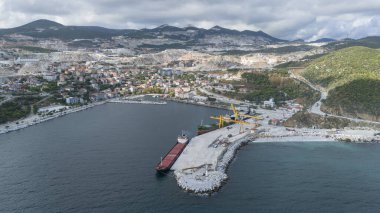 Türkiye 'nin Marmara Adası' ndaki Saraylar Köyü deniz manzarası.