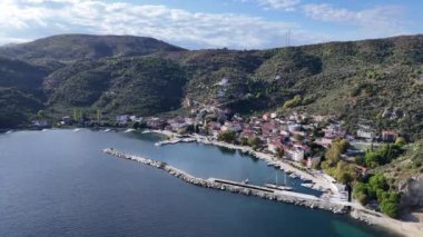 Türkiye 'nin Marmara Adası' ndaki Asmali Köyü manzarası. Marmara Adası Cinarli, Türkiye 'nin havadan görünüşü. Türkiye 'deki Marmara adası manzarası.