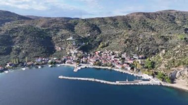 Türkiye 'nin Marmara Adası' ndaki Asmali Köyü manzarası. Marmara Adası Cinarli, Türkiye 'nin havadan görünüşü. Türkiye 'deki Marmara adası manzarası.