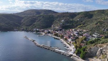 Türkiye 'nin Marmara Adası' ndaki Asmali Köyü manzarası. Marmara Adası Cinarli, Türkiye 'nin havadan görünüşü. Türkiye 'deki Marmara adası manzarası.