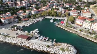 Türkiye 'nin Marmara Adası' ndaki Saraylar Köyü deniz manzarası.