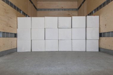 Lojistik servisi, açık araba bagajı, hareket eden karton kutular. Evin taşınması için beyaz minibüs. Eşyalar naklediliyor. Taşınma Günü Kavramı.