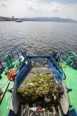 Türkiye 'nin İzmir kentinde deniz temizleme botu