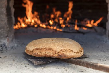 Geleneksel kil fırında pişirilmiş taze ev yapımı ekmek. Ev fırını