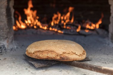 Geleneksel kil fırında pişirilmiş taze ev yapımı ekmek. Ev fırını