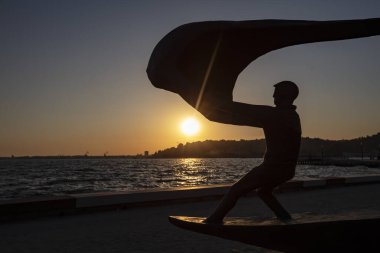 Bayrakli 'nin fotoğrafı güneşli bir bahar gününde sahilden çekildi..