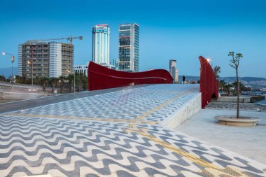 İzmir 'in Bayrakli ilçesinde gün batımında Meles Köprüsü ve çevresinin uzun pozlama tekniği endy filtre fotoğraf çekimi.