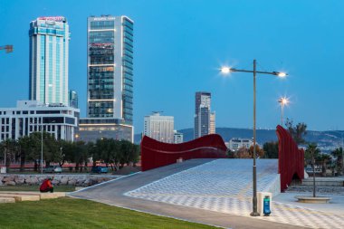 İzmir 'in Bayrakli ilçesinde gün batımında Meles Köprüsü ve çevresinin uzun pozlama tekniği endy filtre fotoğraf çekimi.