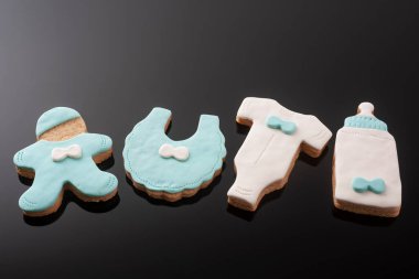 Siyah arka planda jöleli bebek kurabiyeleri. Yavrum..