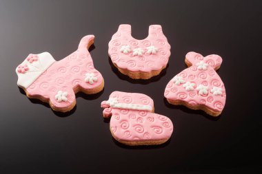 Siyah arka planda jöleli bebek kurabiyeleri. Bebeğim..