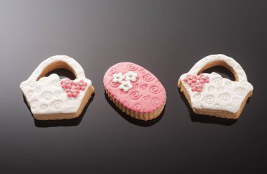 Siyah arka planda jöleli bebek kurabiyeleri. Bebeğim..