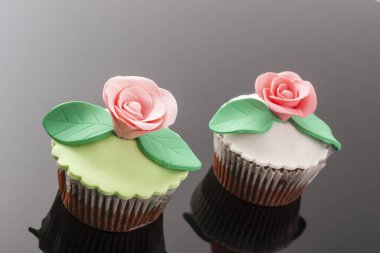 Ruffle ve gül keki, düğün kekleri.