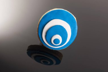 Siyah arka planda jöleli bebek kurabiyeleri. Yavrum..