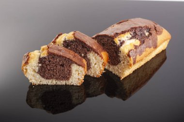 Ev yapımı taze çikolatalı kek somunu. Lezzetli ev yapımı tatlı. Kesme tahtasındaki dilimler. Seçici odak