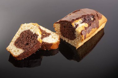 Ev yapımı taze çikolatalı kek somunu. Lezzetli ev yapımı tatlı. Kesme tahtasındaki dilimler. Seçici odak